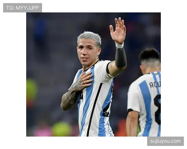 恩佐这生活跟球场反差也太大了，衣柜堆满名牌倒是，一出门像演偶像剧男主一样