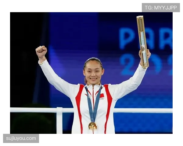 常园训练完随手啃鸡腿的样子，真不像个拳击冠军