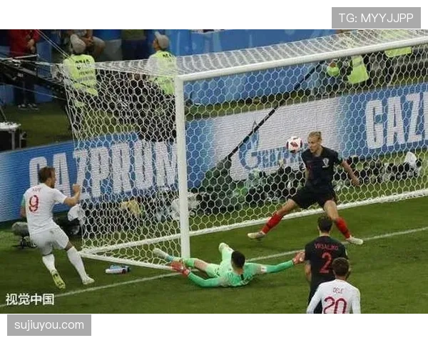 本泽马精准射门如何持续撕裂防线并提升球队关键战进攻威胁？